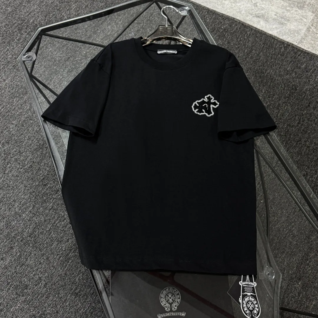 P180 Chrome Hearts 25 high-end versions. The fabric is made of 300 grams of high-density pure cotton. It does not deform or shrink. It has three complete standards. It is the same style for men and women. Technology: imported hot diamond + calendered leather flocking. Color: White Black SIZE: S-XL